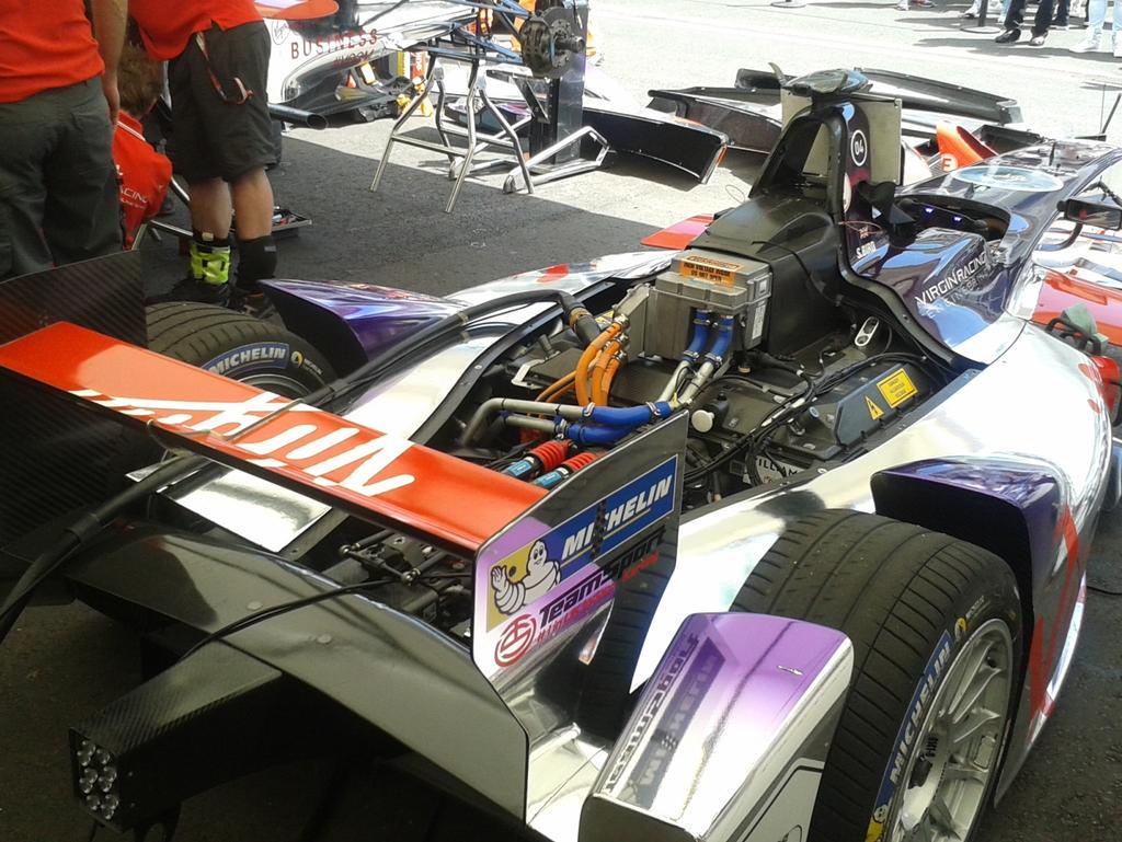 aasklov's tweet image. Behind the scenes at Virgin's Formula E racing garage. Electric!