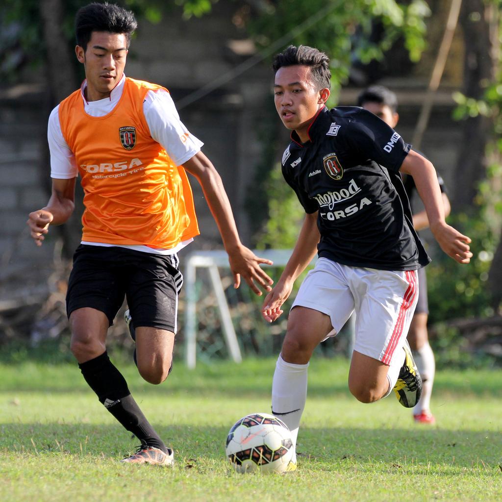 BaliUtd's tweet photo. 1. Sejumlah momen seleksi @BaliUtd U-21 tahap kedua pada hari pertama bersama Coach @indra_sjafri &amp; team, pagi tadi. http://t.co/EAu2NS9mnU