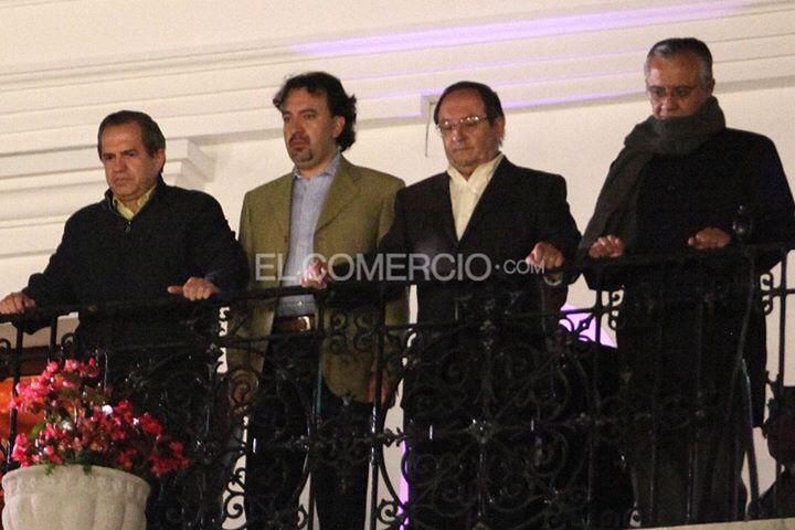 Fabricio Villamar على تويتر Lujuramon Te Acuerdas Del Meme Del Perro Junto Al Arbol De Navidad Caido Ese De Que Bueno Que Viniste Lucho Se Desmayo El Arbol Asi