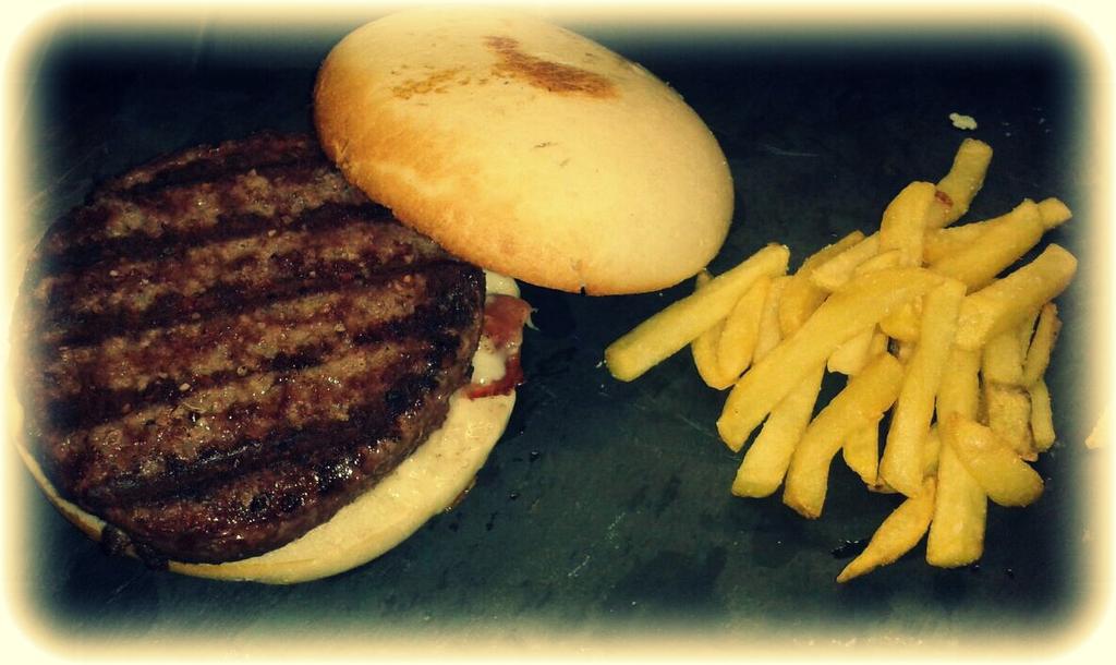 casca_el's tweet photo. Hamburguesa de buey a la brasa con queso provolone y jamón ibérico !!! http://t.co/1aA6eWOje3