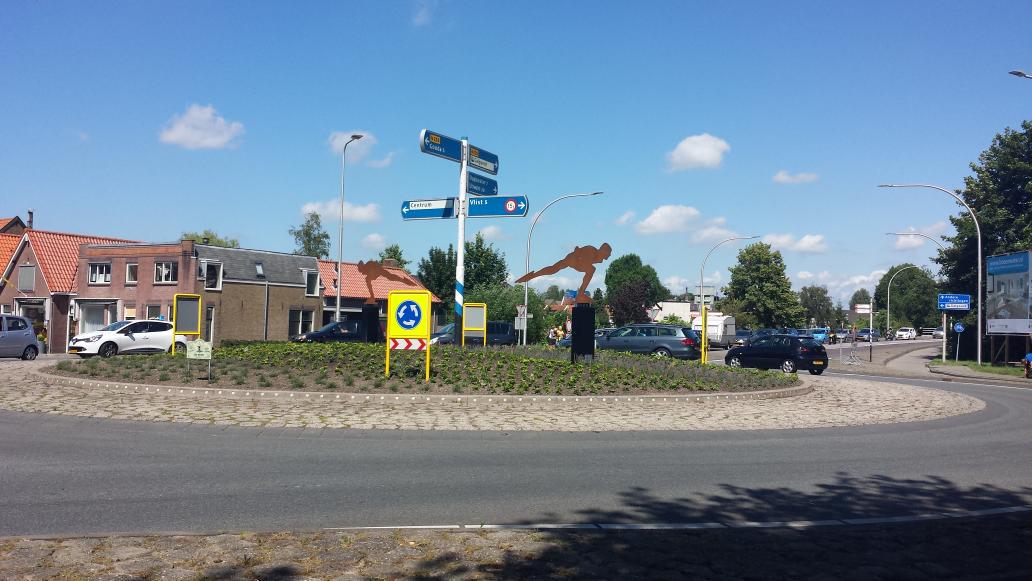 SaskiadeGraaf1's tweet photo. Aanwezig namens @RaboKwaard bij de officiele onthulling kunst op rotonde Haastrecht. http://t.co/JKBjAqhV0Z
