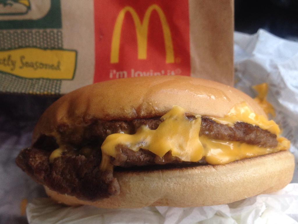 Cheese burger mcd