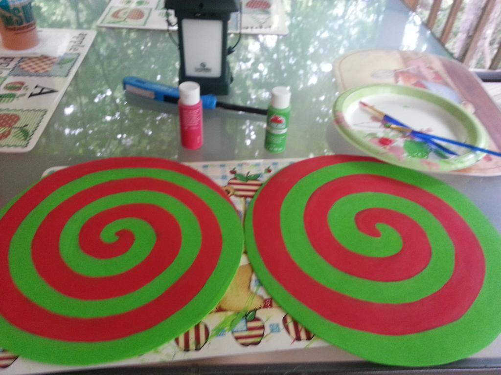 Sniickersnee's tweet photo. Both of my lollipop swirls are done. Now to actually make the lollipop. #homestuckcosplay #tricksterroxy #cosplaywip http://t.co/P41XUCmrkD