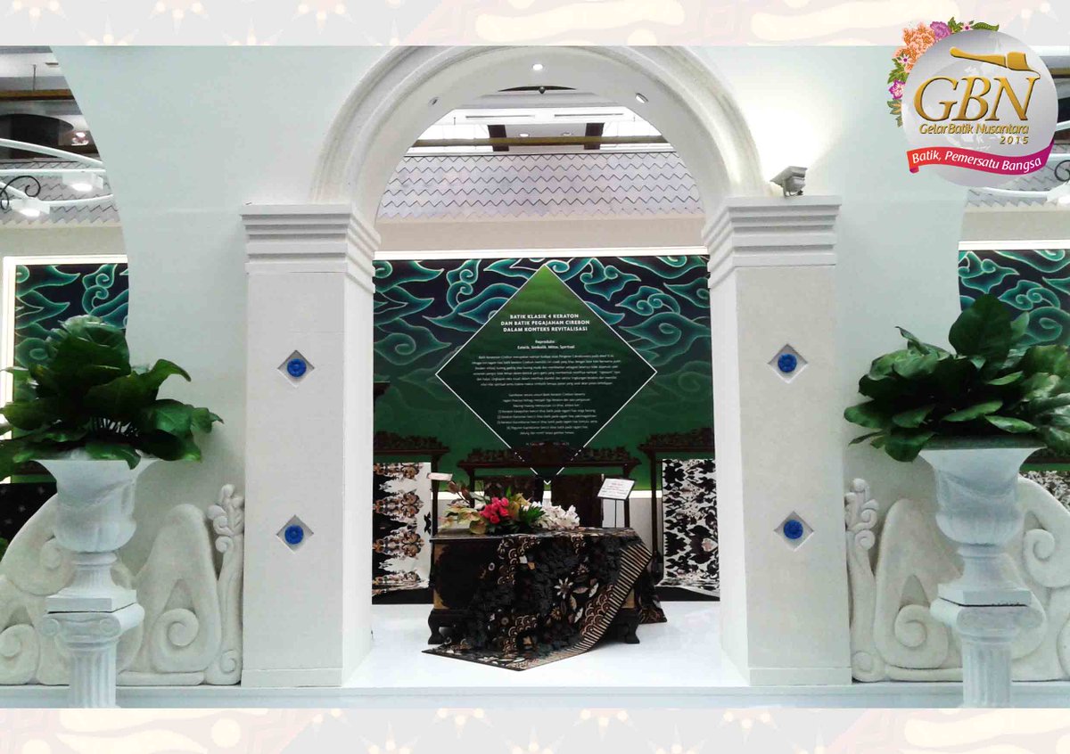 GelarBatik's tweet photo. Megahnya pintu gerbang untuk melihat kekayaan batik khas Cirebon di #gelarbatiknusantara2015 http://t.co/TnPikpGu1u