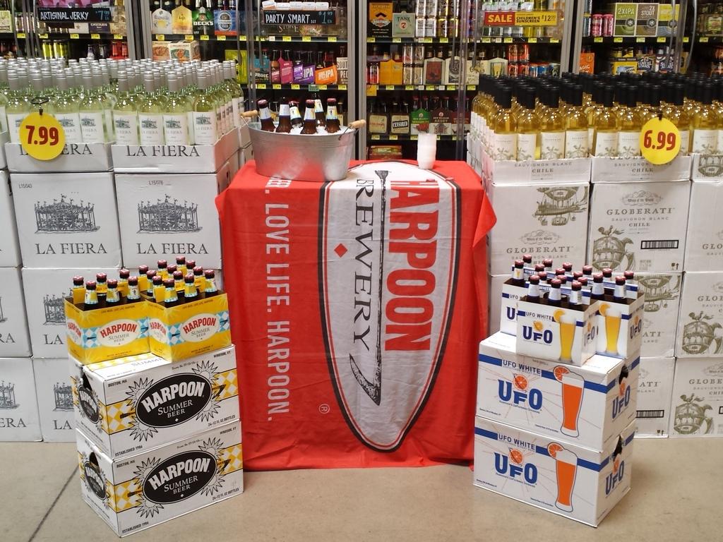 HarpoonNTX's tweet photo. Hey #NTX!  Swing by @WholeFoodsDFW #Addison and get some #summerbeer &amp; #UFOWhite from 2-5 today. #lovebeerlovelife http://t.co/5jO9Mo76Nw