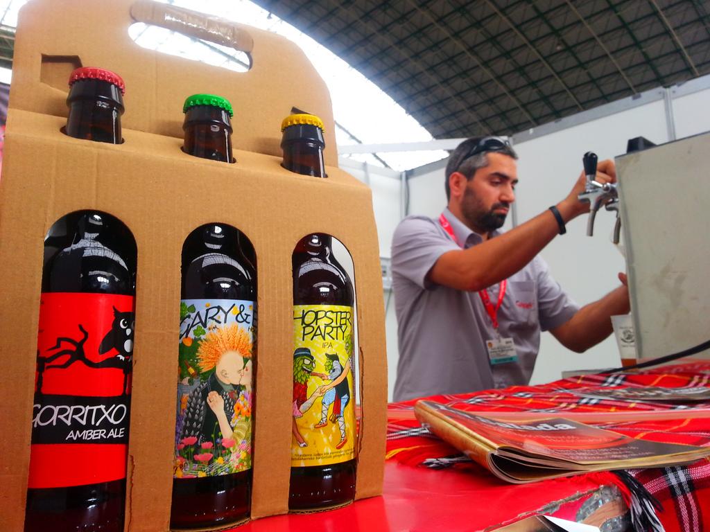 KarlosAlipio's tweet photo. Campeón !! Zorionak @garagar en #IFeriadelacervezartesana de #Torrelavega  #Cantabria desde #Gasteiz 👍 http://t.co/HW3o2MB2yP