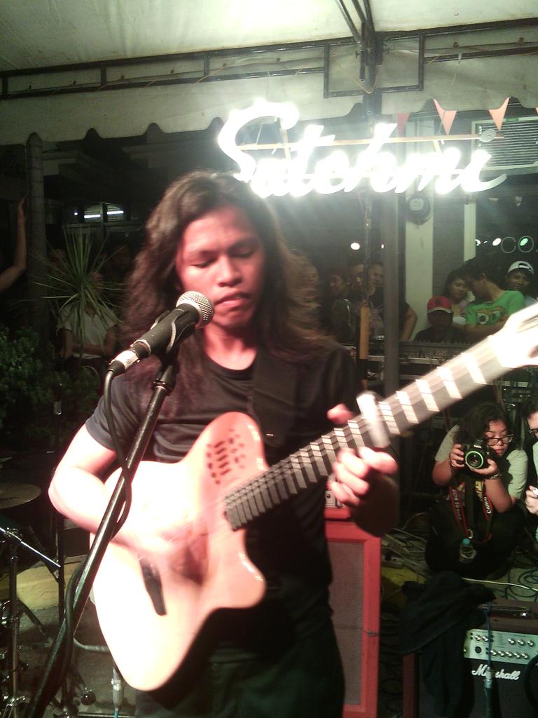 LostBoyLA_'s tweet photo. *crowd sings along to his song*
@bulletdumas: Kinikilig ako
#FreshFilterVol1 http://t.co/nbFD0Xc5tv