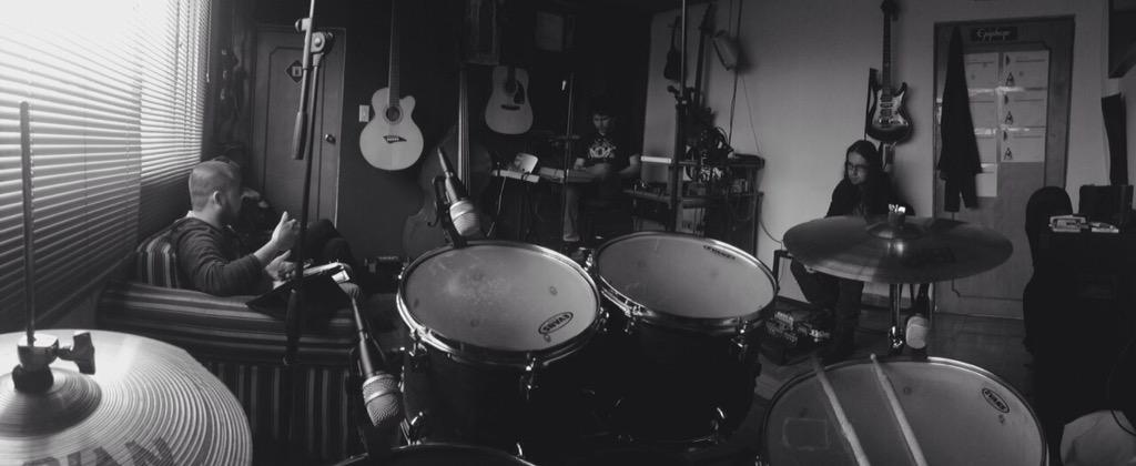 AgainRock's tweet photo. Ensayo #EscapingTheRiddle @AgainRock http://t.co/rni13aybuX