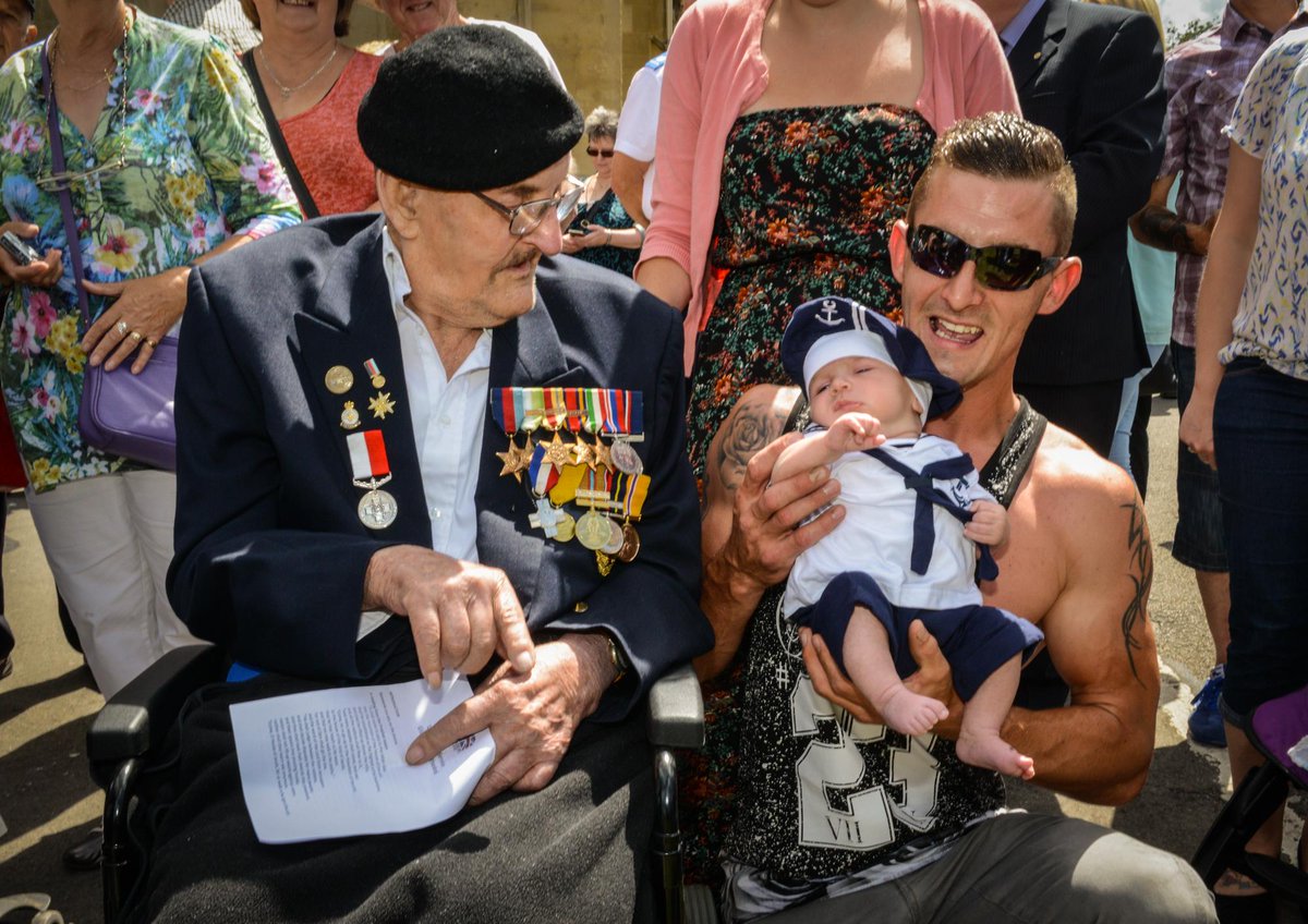 Mike_ONeill_ONP's tweet photo. #AFD2015 in #Gloucester British #bulldog Frank, #Veteran Ray &amp; Gt-Gdson Dawson, Kids at the parade @GlosCitizen http://t.co/KejWsiqDGn