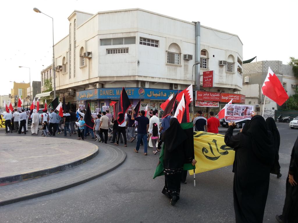 #Bahrain 
صورة انطلاق تظاهرة حاشدة الآن وسط بلدة #المصلى حداداً وتنديداً بتفجير للإرهاب بمسجد الإمام الصادق ع الكويت