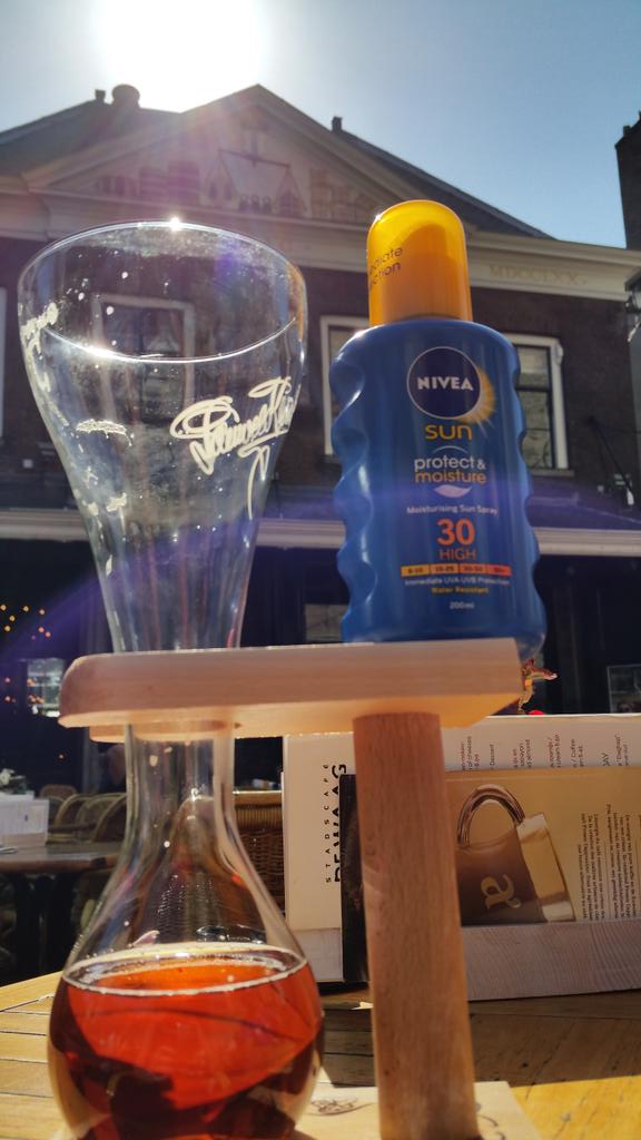 Goed bezig @stadscafedewaag . Zon, zonnebrandcreme en lekker bier!