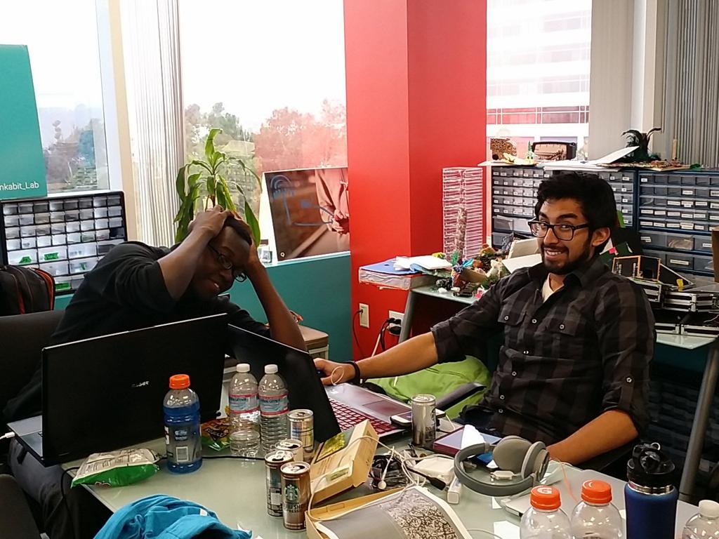 HackMobileHQ's tweet image. TRAVAILS in the final hours ... but interns across teams are helping each other out with the hard stuff! #HackMobile