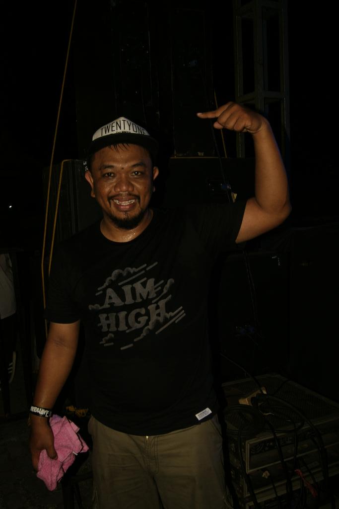 Om gebeg <a href="/taringhardcore/">TARING</a> pake truckerhat kami, yess!