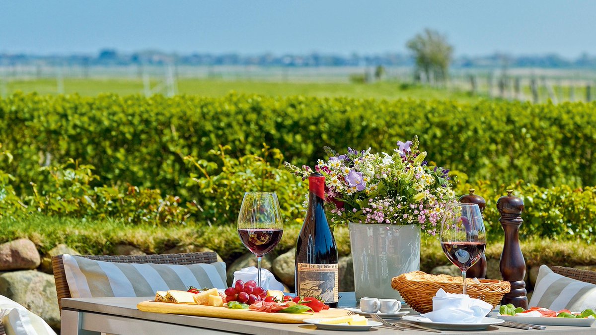 Hotel Wittenbrink's im neuen A LA CARTE - "Idyllisches Kleinod für Genussmenschen". Mehr auf: wittenbrinks-auf-sylt.de/neues.html