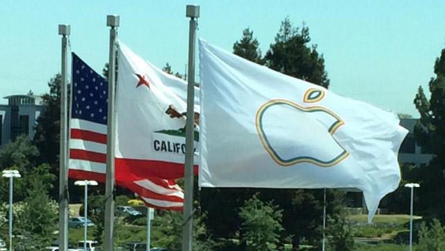 Apple вывесила над своей штаб-квартирой радужный флаг гей-движения 