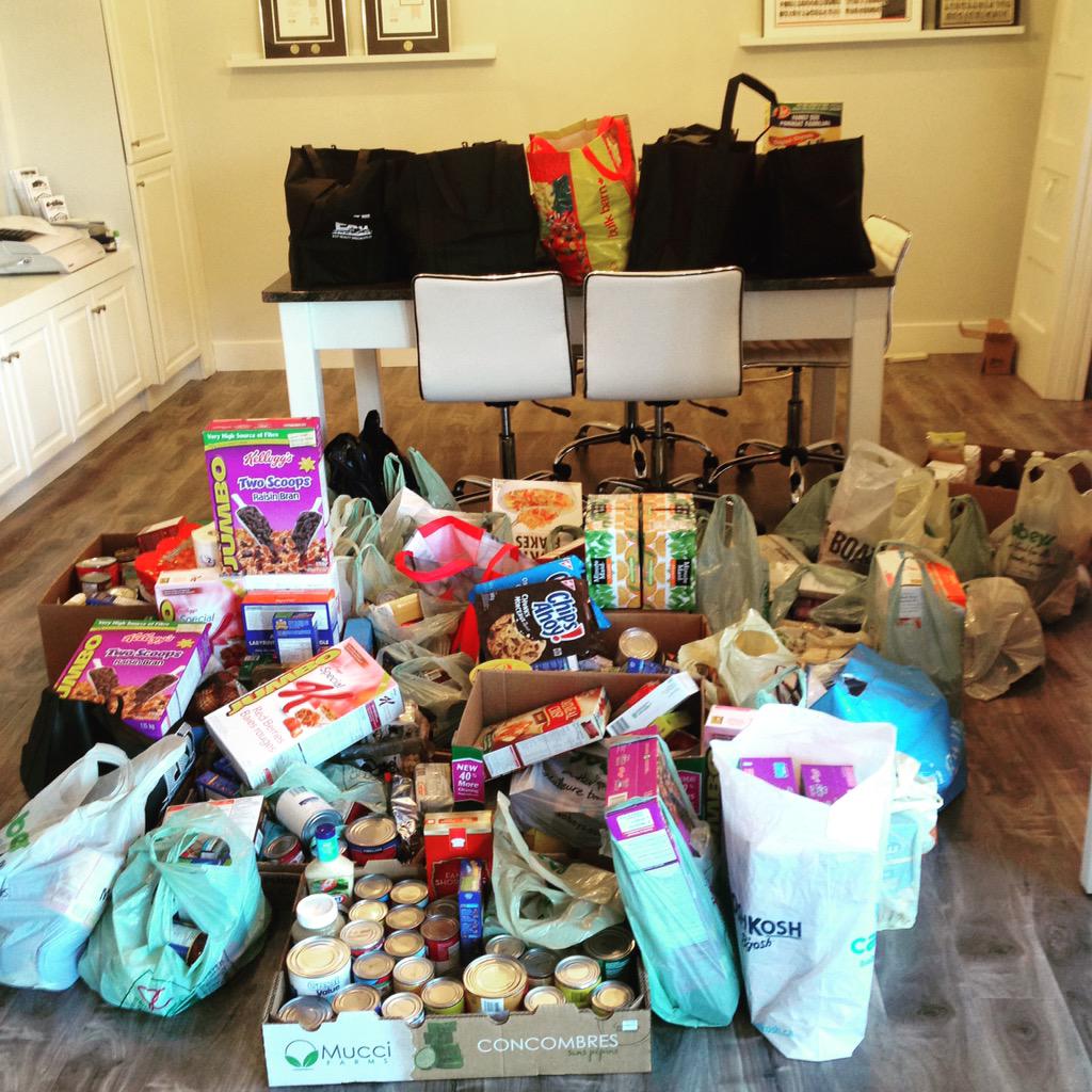 meg_mckinley's tweet image. What a great morning spent collecting for our local food banks! #realtorsCARE #SaintJohn @DarlingTeam