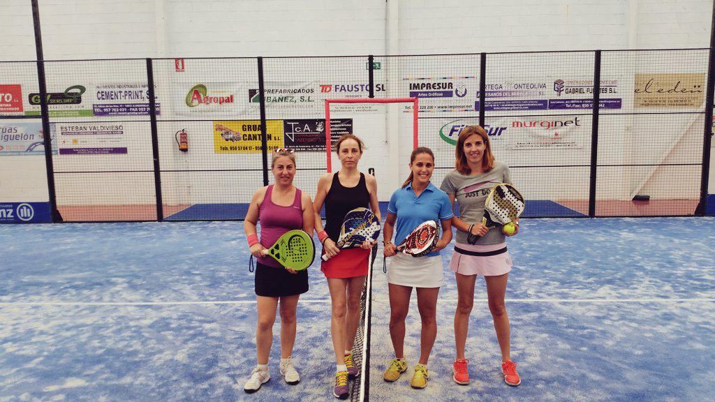Adrianadiaz07's tweet photo. Primer partido ganado esta mañana!! 😊😊.. ahora a por las semis!!!! 👍✌ @luisruedas96 @ManuelTorresMo3 #helen http://t.co/pMq7h5wjig