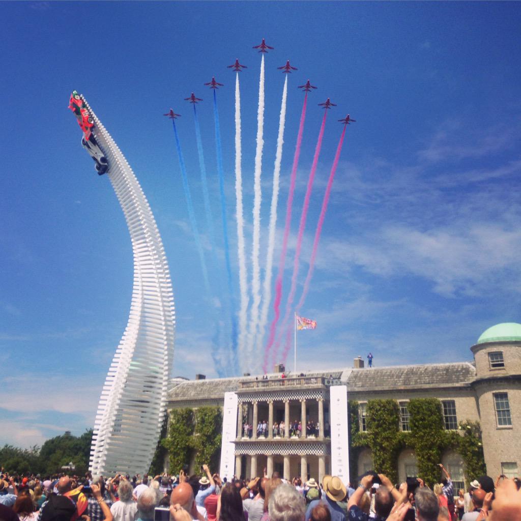 TomP1Bellingham's tweet photo. The red arrows flying passed the #CentralFeature at @fosgoodwood #FOS http://t.co/POnM9UEsWj