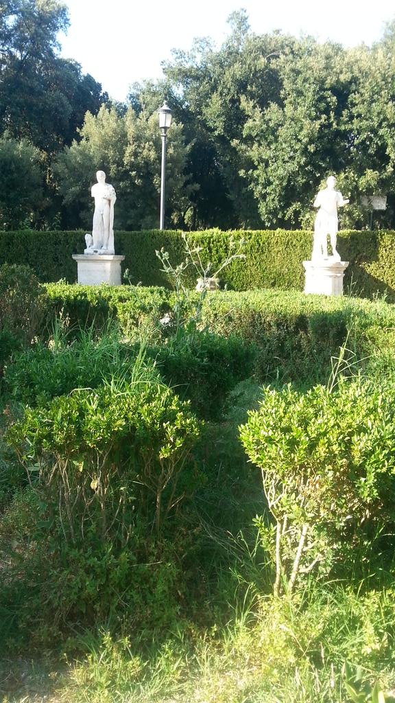 vloprino's tweet image. bossi dietro galleria borghese: erbacce e fontana che puzza. bravi. #pippe @estellamarino