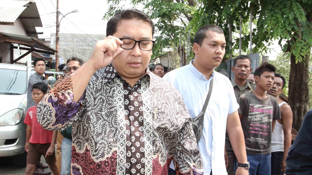 VIVAcoid's tweet photo. Fadli Zon Ibaratkan Pemerintahan Saat Ini Seperti Warkop http://t.co/p3mF2MwlJC http://t.co/AmFXmf75IQ