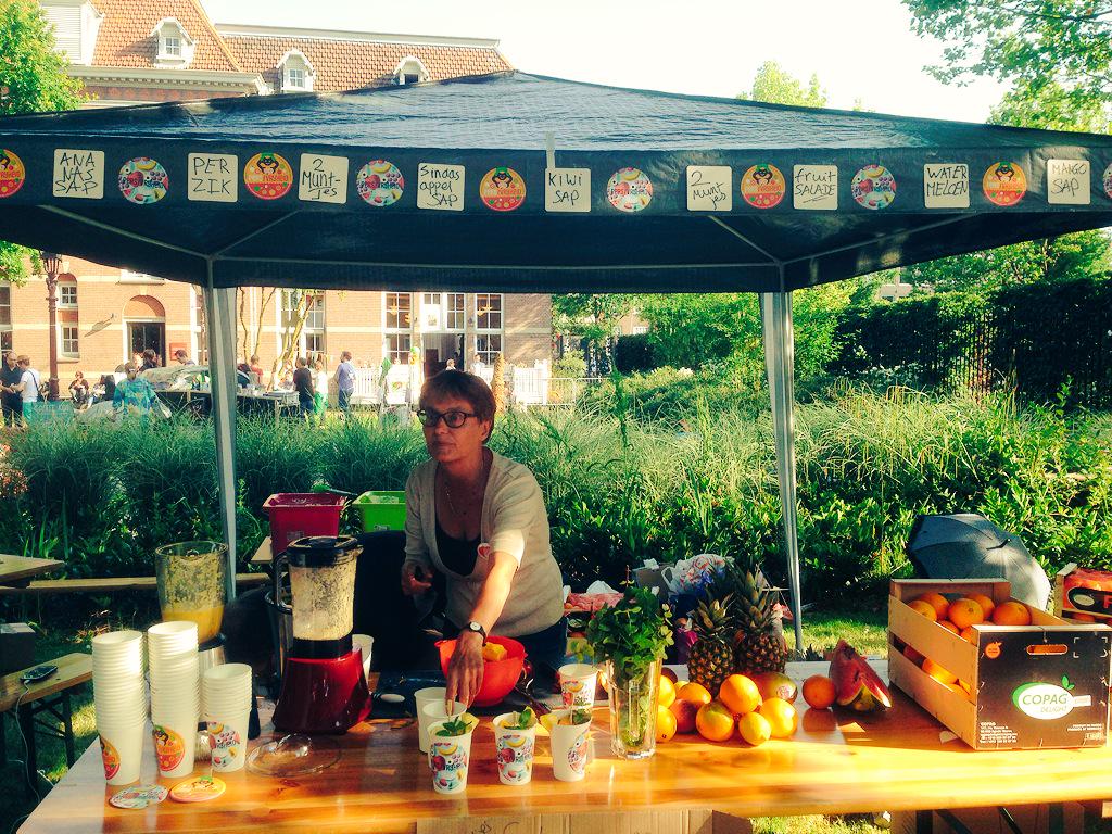 Kom langs bij de sapbar van Tos en steun zijn Pers / Vrijheid! #hoftuin <a href="/hoftuin/">Hoftuin</a>