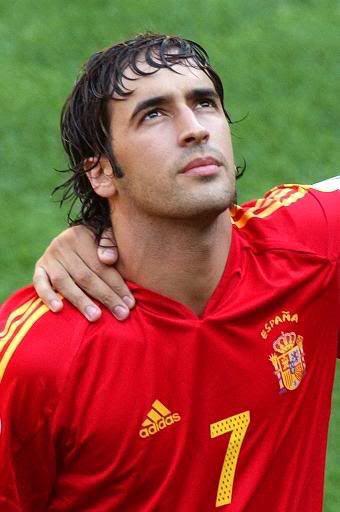 Happy birthday to the best player for me Raul Gonzalez!   