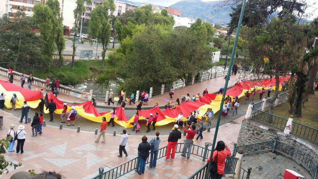 elcarrascoc's tweet photo. Que hermosa la ciudad de #Cuenca, más aún con la presencia de nuestra gente en las calles. #MásJuntosQueNunca http://t.co/mTbIduK73y
