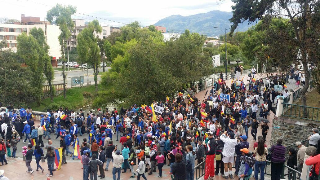 elcarrascoc's tweet photo. Que hermosa la ciudad de #Cuenca, más aún con la presencia de nuestra gente en las calles. #MásJuntosQueNunca http://t.co/mTbIduK73y