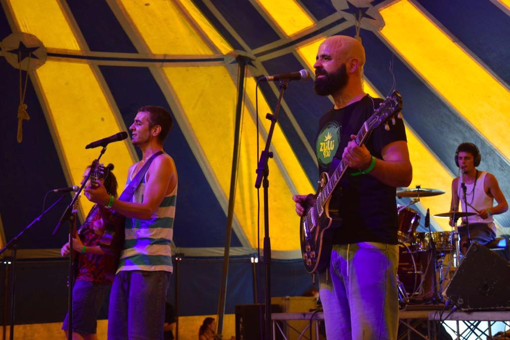 MusicaenDirecte's tweet photo. Enceten la tarda al #Clownia els @Zulu930 a l'Àgora amb ritmes tropicals, mediterranis, llatins i negres! http://t.co/tTTD0c1ePS