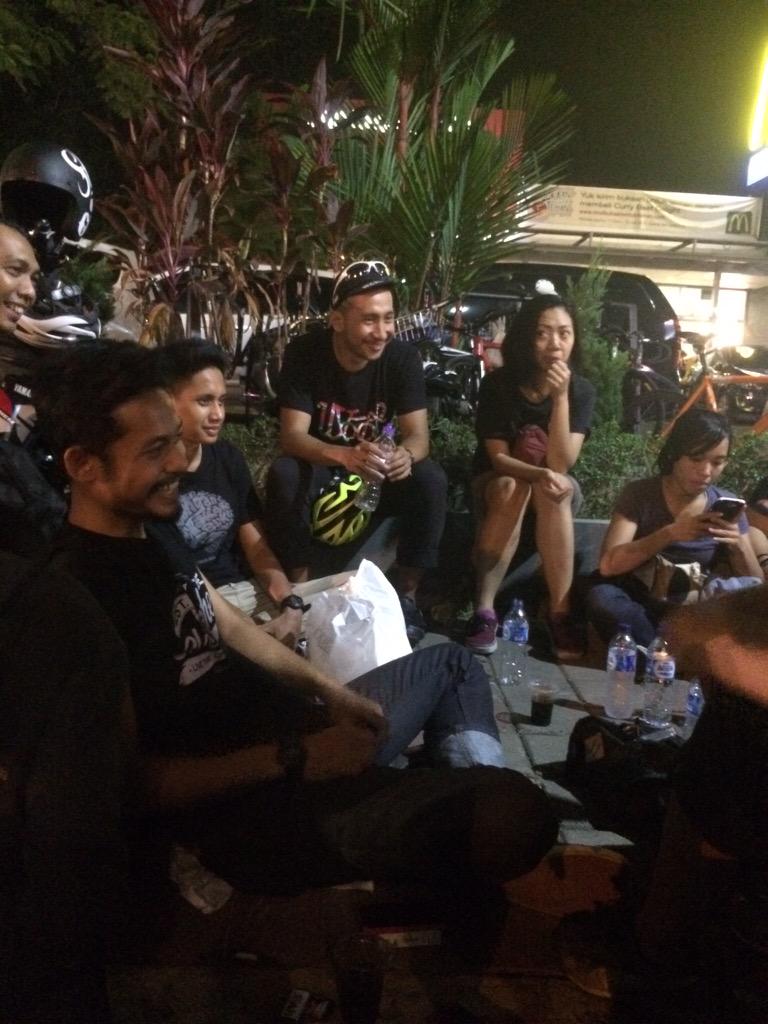 Indah itu ketika berkumpul dengan teman-teman yg seru. Apalagi yg dunia serasa milik berdua. :))