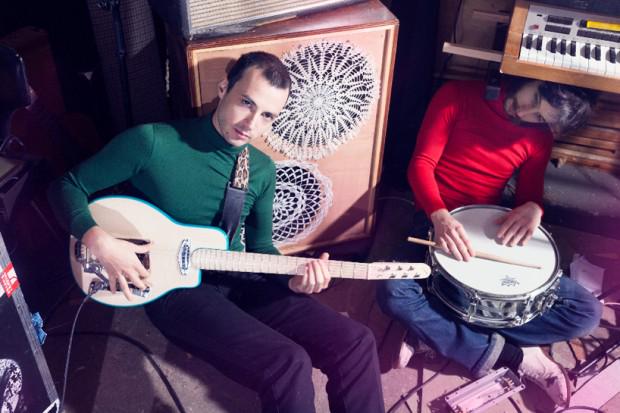 Conozcan a #Candy, la guitarra diseñada para los franceses de <a href="/lafemmeressort/">La Femme</a>: bit.ly/1FvouCn