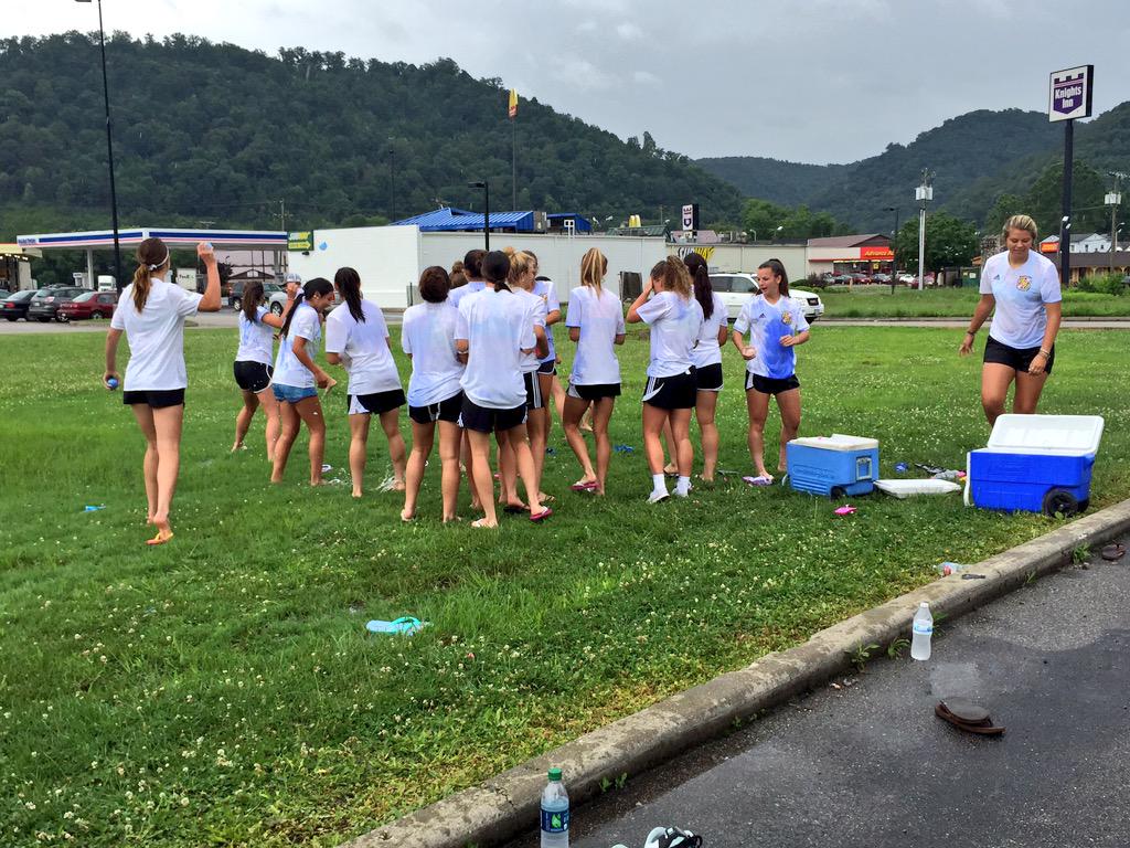 hhoefs22's tweet photo. Our team events > yours 💙 #ALLIN #SurviveSunday http://t.co/0aMkmlDkEO