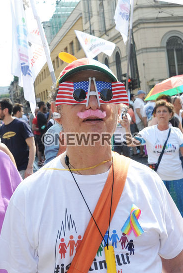 NewPressService's tweet photo. #Milano - #manifestazione #corteo #MilanoPride - #GLBT #gender #gay #lesbiche #bisex #trans #transgender http://t.co/e0pD2ZIEUA