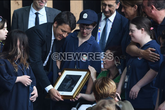 NewPressService's tweet photo. #Milano #Expo2015 - @matteorenzi incontra disabili e volontari @Unitalsi http://t.co/aZNFfM5rDR