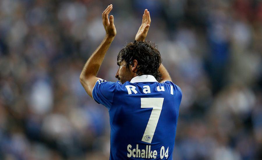 Raul7Capitan7's tweet photo. Más de mil partidos oficiales y cero tarjetas rojas. Ejemplo de futbolista. Simplemente Raúl. #Felices38RaúlCapitán http://t.co/Q4C6jjWj01