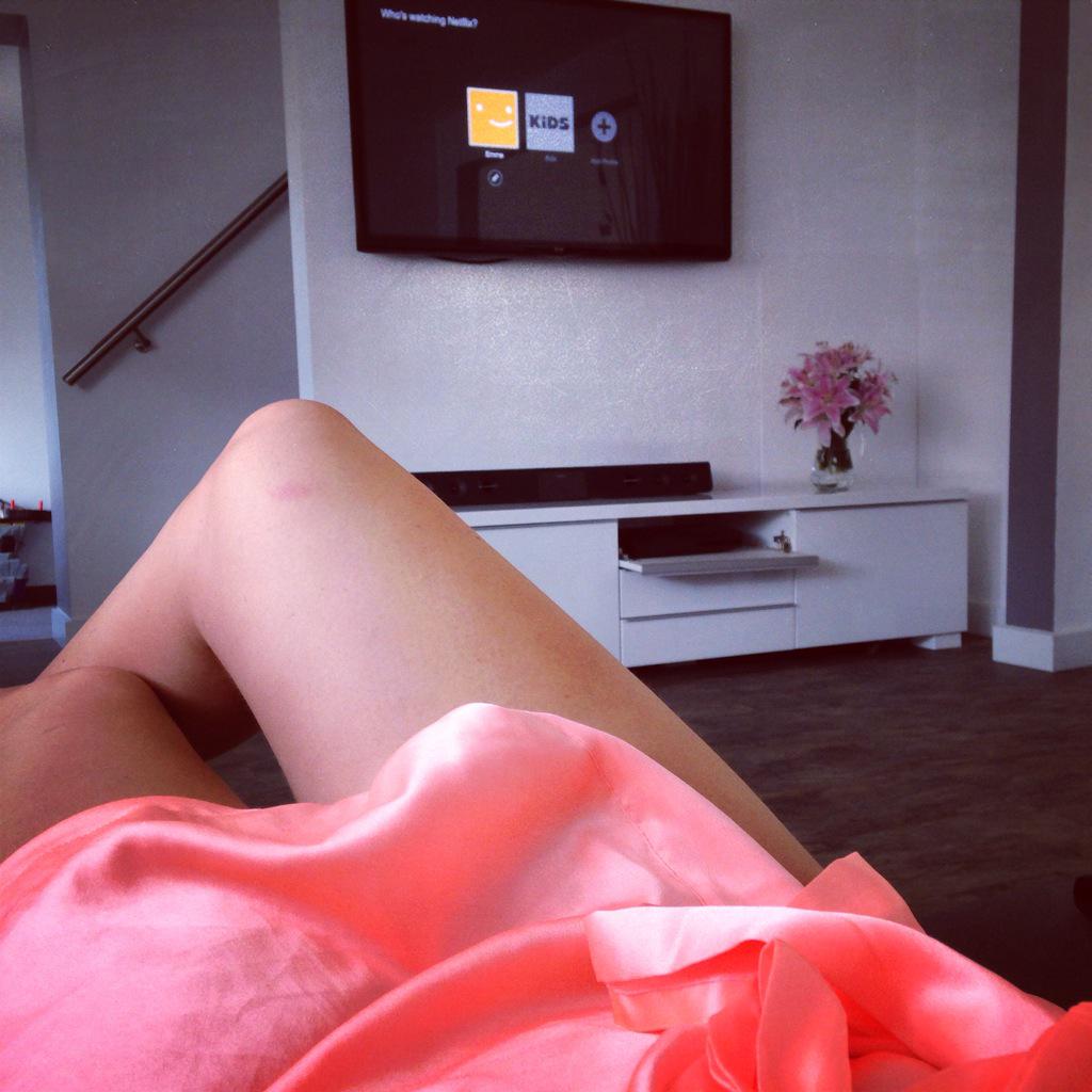 EmmaJayneLavin's tweet photo. Netflix kinda night! 💕👑 #chillininsilk 😂😜 http://t.co/ZHp9AKthir