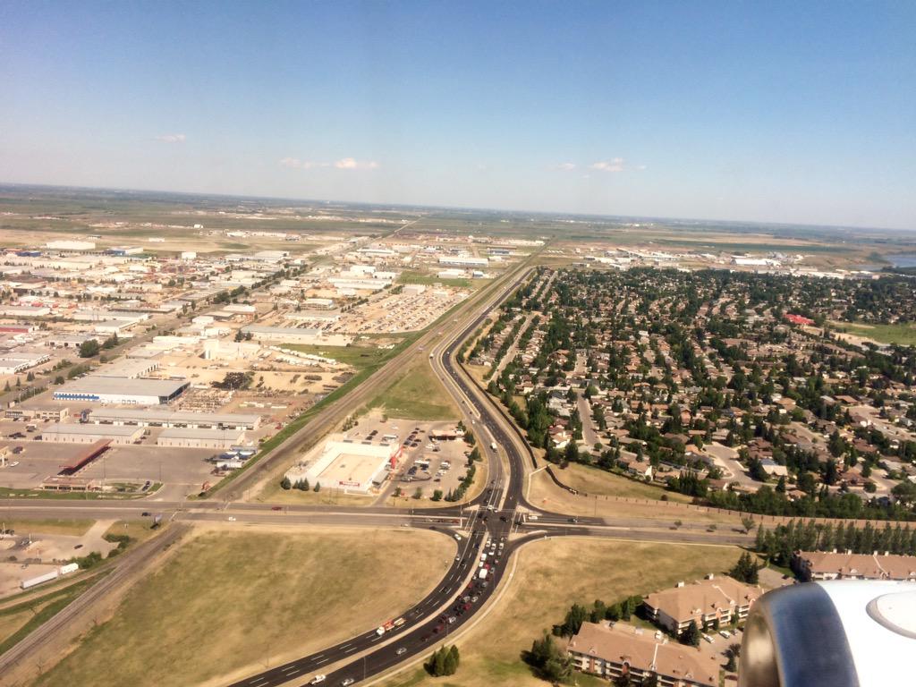 AndyFillmoreHFX's tweet image. Just arrived in beautiful #Saskatoon for @Thrive2015! Commercial on left, residential on right. #planninggeek