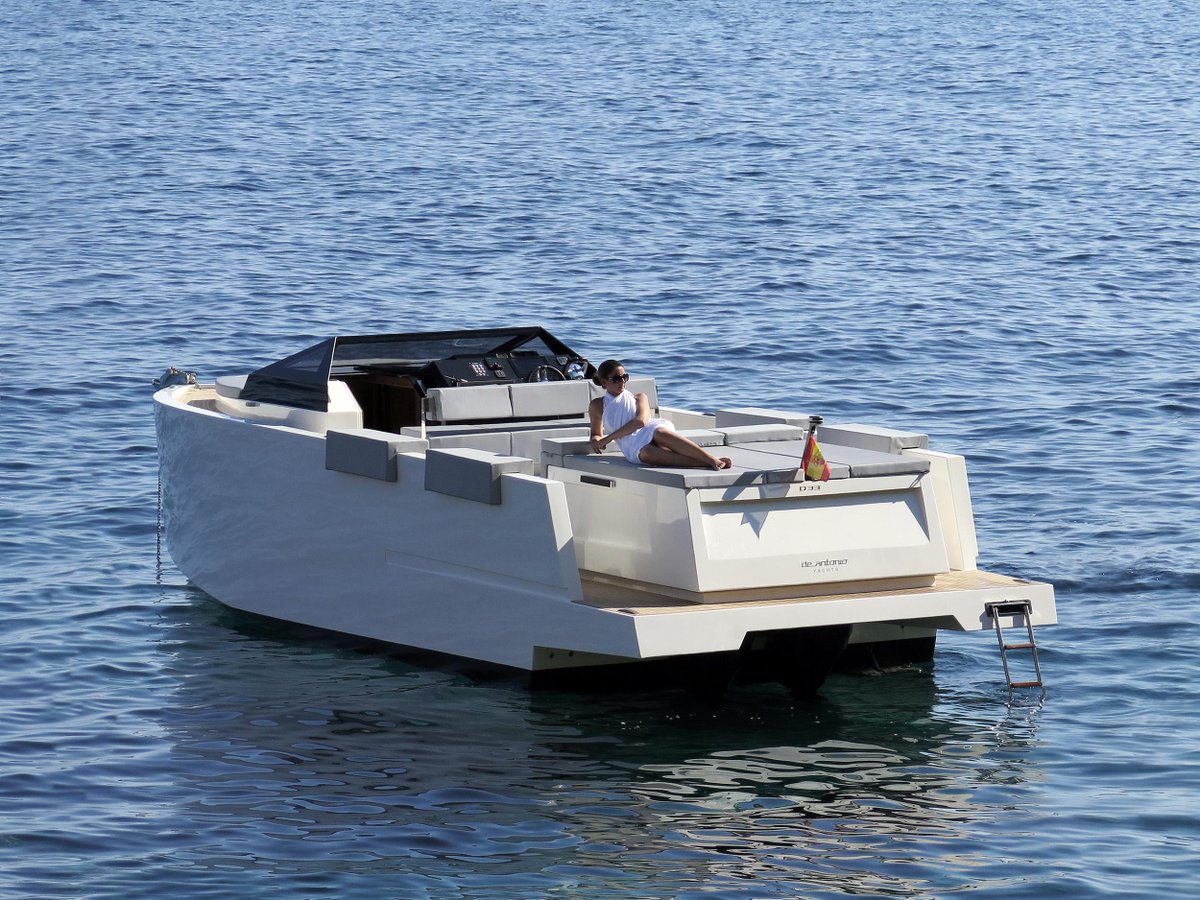#D33 #DeAntonioYachts