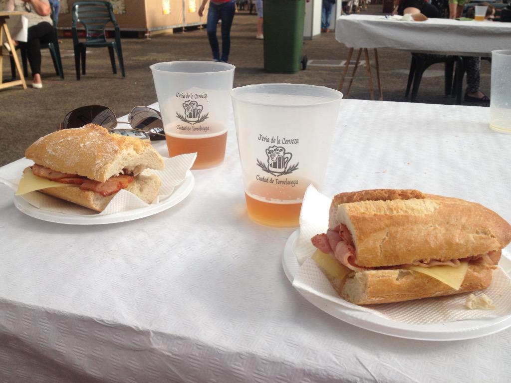 catoblepas1's tweet photo. Lo acompañaremos de un pinchito.... No queda muy bonito salir "a gatas" ;) @cervezatorre http://t.co/BlcEbLWPw8