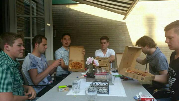 JanSoet's tweet photo. Pizza party in #OudBeijerland bij @mike_obl. Herinneringen ophalen aan @Zjitomir. http://t.co/xzwR9KmRJy