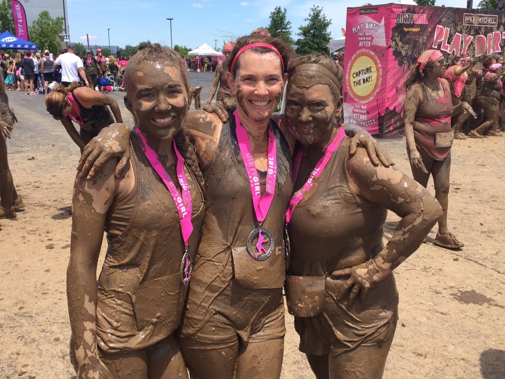 BeBrightPink's tweet photo. You guys are killin it at @GoDirtyGirl Chicago! #runwithmedg #partnerlove http://t.co/s7UhOJ7MGy