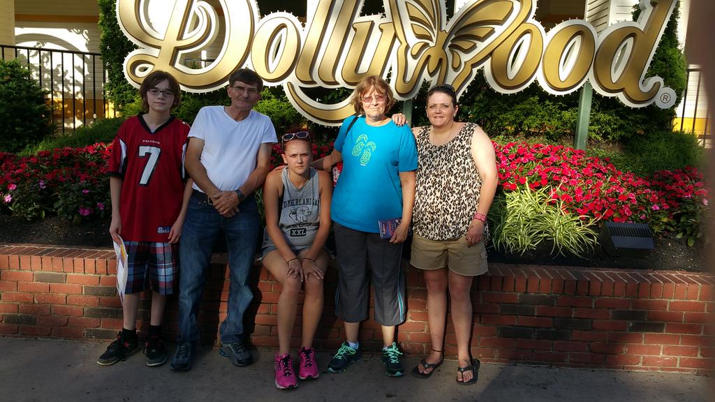 cherryfultz's tweet image. Had a blast at dollywood love being with my family!!