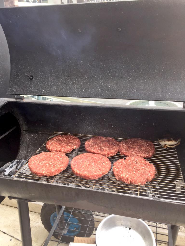 Vic's tweet photo. Quiero decirles que estoy siendo parrillero del primer BBQ en el @InterContiSF #Quiobo #goPresidente http://t.co/yKt84rH52z