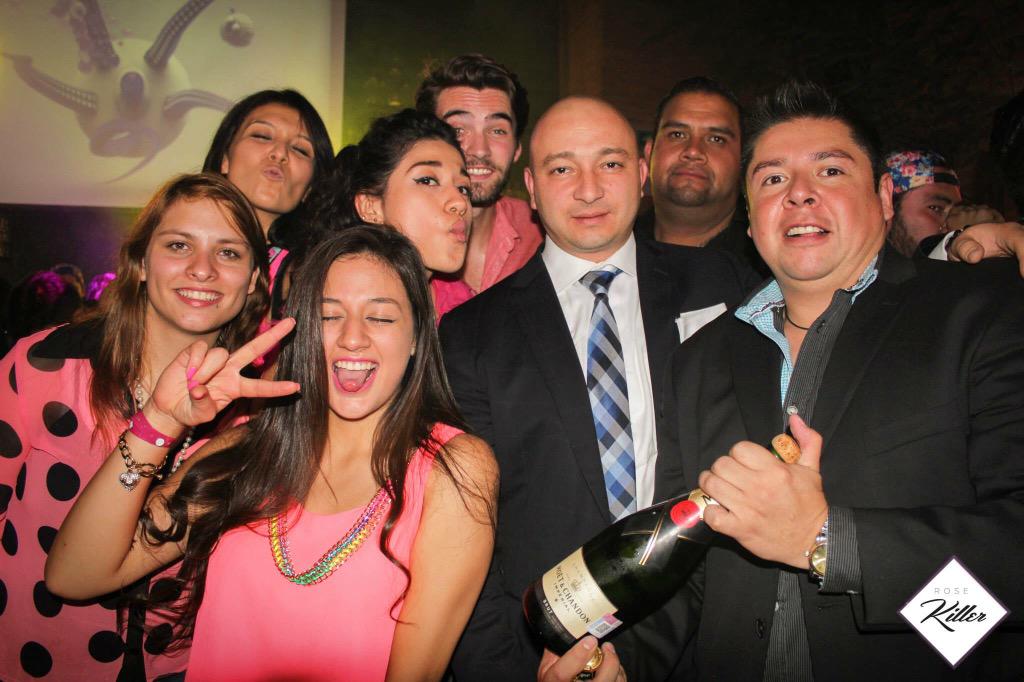 rosekillermx's tweet photo. Seguimos compartiendo la experiencia #RoseKiller Así fue nuestro GranOpening en Terraza Roma http://t.co/Kn6Xr5lanX