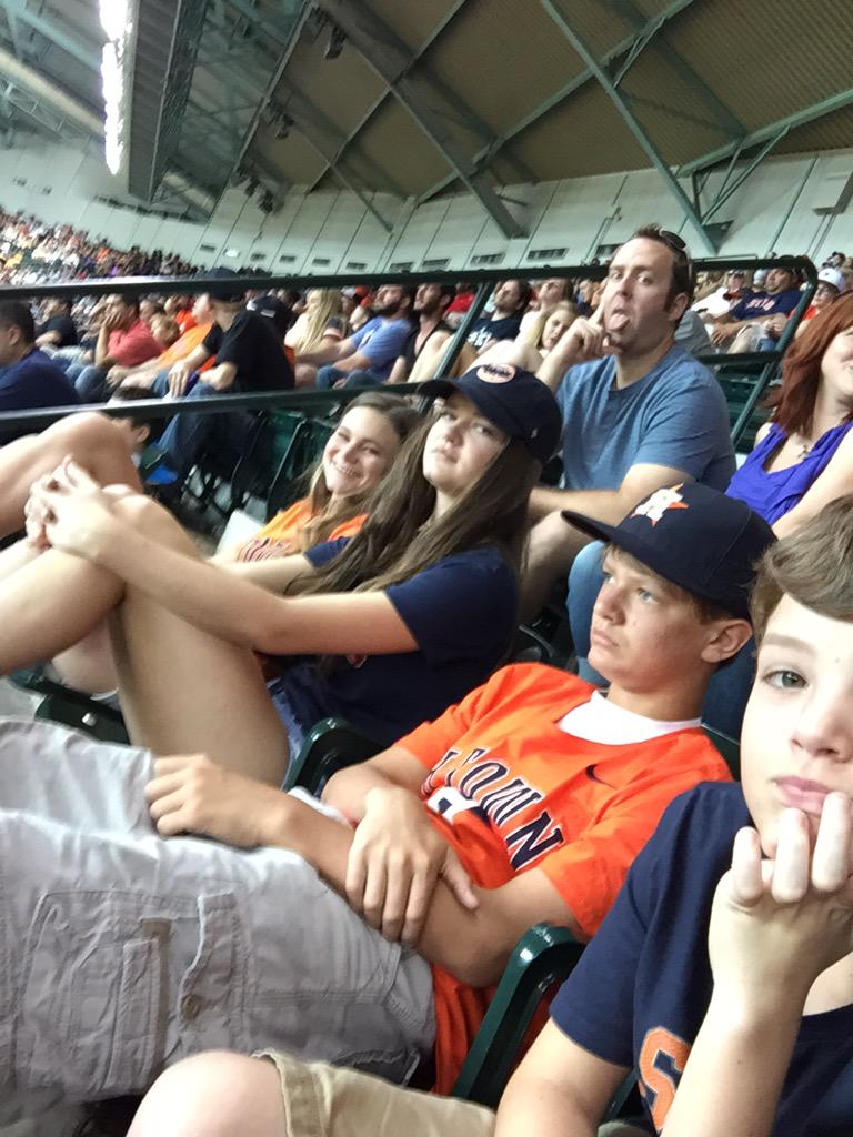 tammi_1970's tweet photo. @astros who is this #randomphotobomber #littlecreeper lol Reveal yourself! #lovethestros http://t.co/Z7en4lBsFx