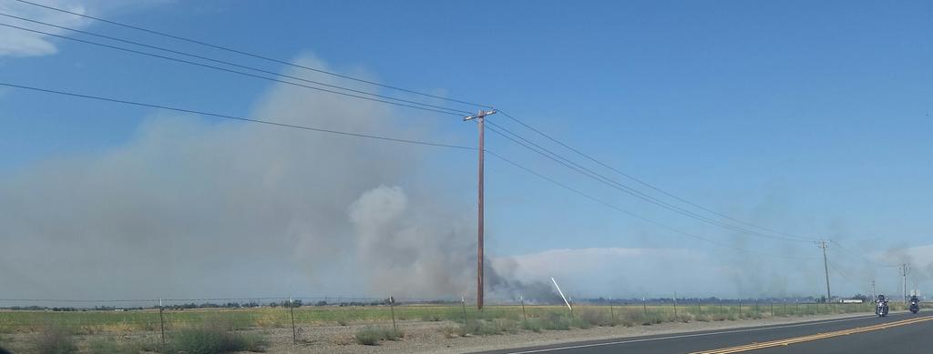 JaclynKSBW's tweet image. Fire North of Elkhorn Rd, traffic control along Elkhorn. Smoke can be seen from I -5. #visualdistraction