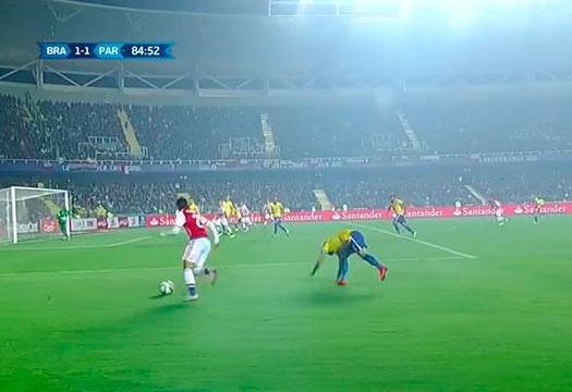 Y cuando <a href="/DaniAlvesD2/">Daniel Alves</a> pensó que zafaba porque se fue el Pájaro de la cancha…