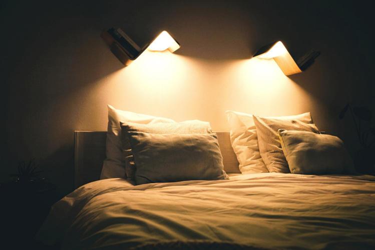 FastCompany's tweet photo. Light affects your brain like a drug. These gadgets make it a drug that lets you sleep better: http://t.co/G1EXn9xYsh http://t.co/YpWNWY3uNj