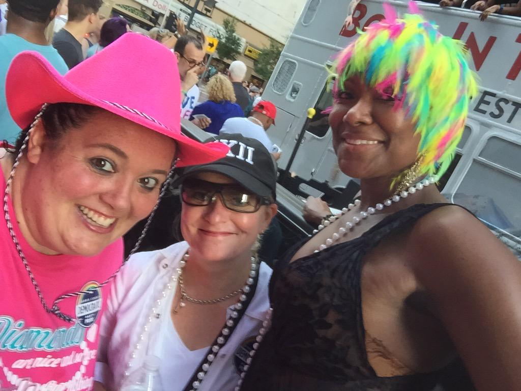 bigfunPhD's tweet image. Ran in to some @ElsikHighSchool alum #classof84 at the #HoustonPride parade