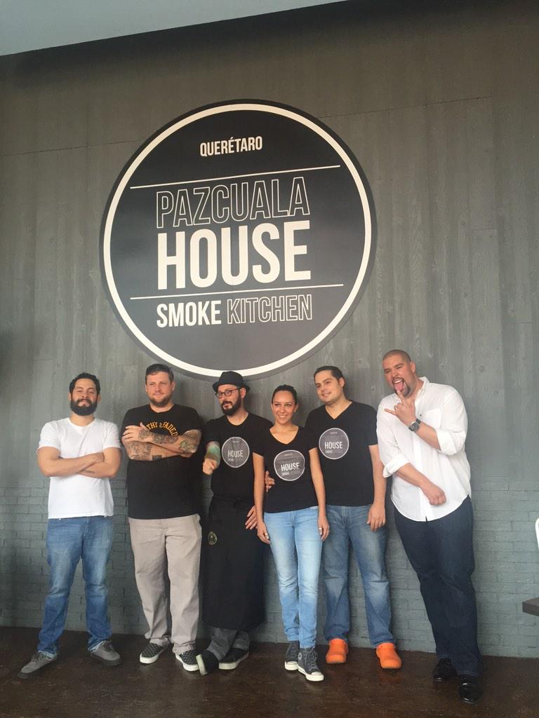 rutims's tweet photo. Última parada en esta #ExperienciaFT: @LaPazcuala, todo lleva tocino y se ahuma. Nuestro #TeamChef pasándolo bien http://t.co/mZlCVcYInG